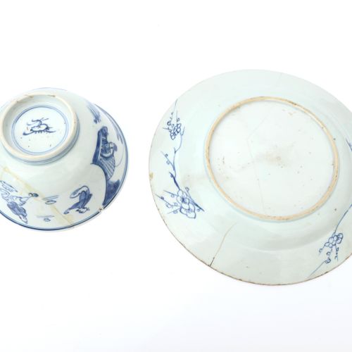 Null Un cuenco de porcelana china azul con niños jugando del siglo XIX y un plat&hellip;