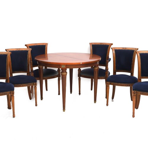 Null Une table à rallonge en merisier avec deux fauteuils et quatre chaises de s&hellip;