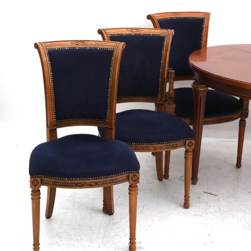Null 一张樱桃木延长桌，两把扶手椅和四把蓝色装饰的餐椅。桌子直径108厘米。(7)