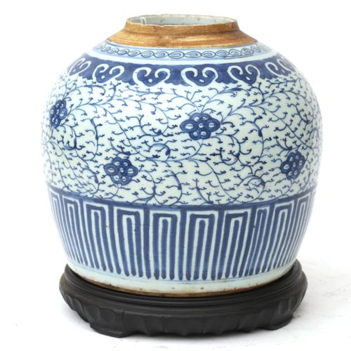 Null A blue Chinese porcelain pot on wooden base. Lid defective. Height 27 cm.