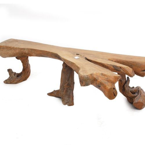 Null 一张木桌，从一整根树干上提取出来的。有机形状的桌子。40 x 140 x 72厘米。
