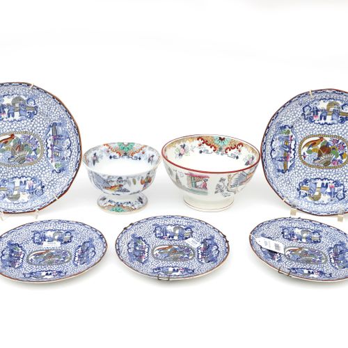 Null 两个杂项陶器橱柜碗，P. Regout "Timor "和五个杂项英国陶器盘子，有转移装饰。最大的碗直径为20厘米。