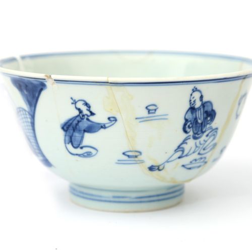 Null 一个19世纪的中国蓝瓷碗，上面有玩耍的男孩，一个18世纪的中国蓝瓷盘，上面有一只鸟在树枝上的装饰。两者都被损坏。碗的直径为14.5厘米。
