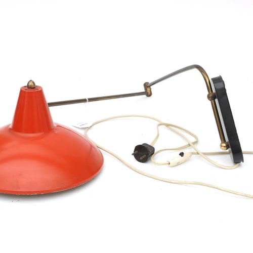 Null 金属壁灯，有一个摇臂和一个红色漆面的灯罩。灯罩直径27厘米。