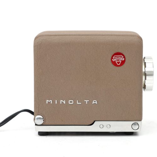 Un mini-projecteur Minolta Mini Chiyoko dans sa valise grise d'origine.