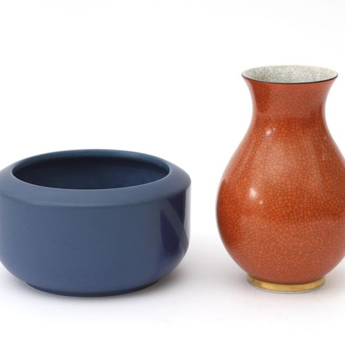 Null Deux articles scandinaves en faïence et porcelaine. Un vase à glaçure craqu&hellip;