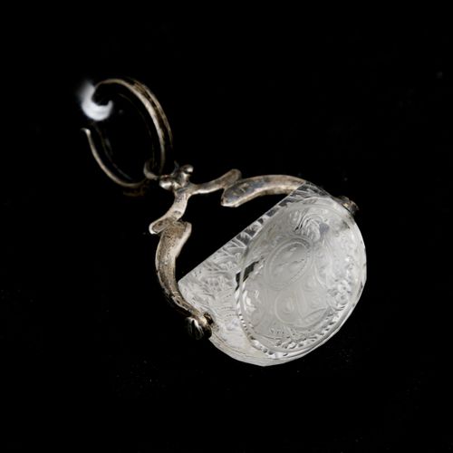 Null 镌刻有家族徽章的岩石水晶的缓存。银色的坐骑。20世纪初。高度：5厘米。