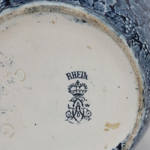 Null 一个转移器皿的阳台花瓶，德国，20世纪上半叶。底部标有 "Rhein "字样，并有字母缩写。高33厘米。