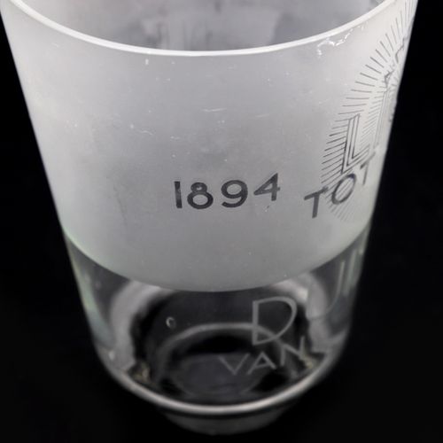 Null 一个部分缎化的透明玻璃花瓶，黑色玻璃底，上面有文字："A.N.B.C.S. Licht tot Duister 1894-1934"，设计者Elias&hellip;