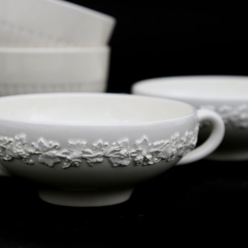 Null 一个陶制水果碗和两个茶碗，Wedgwood "Edme"，两个汤碗和一个Goebel小雕像。直径23.5厘米的水果碗。(6)