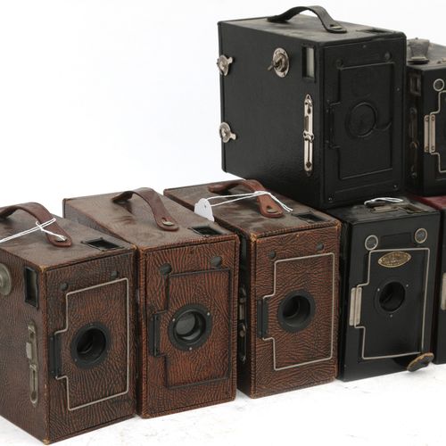 Null (10) Ensign box camera's, aprox. 1930. A series of ten Ensign Box Camera's.&hellip;