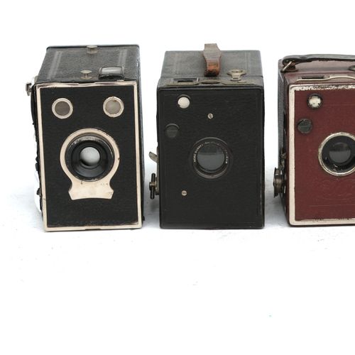Null (10) Box-Kameras, hauptsächlich Eho, darunter eine rote, Bilora Box und ein&hellip;