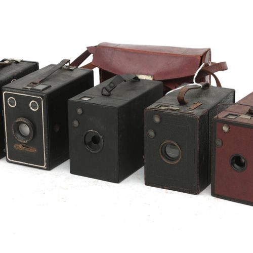 Null (11) 箱式摄像机。一台柯达伊士曼弹匣Premo第2A号，桑顿皮卡德帕克，帝国肖像相机（棕色和黑色），六-20布朗尼和Weste（x）。