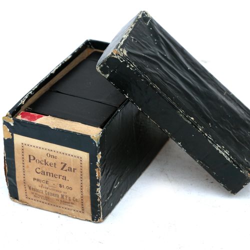 Null 西方相机：袖珍扎尔，盒装。c1897.2x2''板，盒式相机。纸板身体。装在配套的盒子里，盒子里有玻璃板。