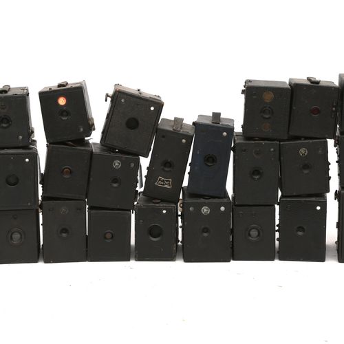 Null (24) Boxkameras aus früher englischer Produktion - APEM, Puck, Ensign und M&hellip;