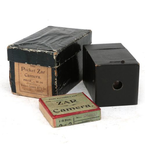 Null Western Camera: Pocket Zar, in doos. C1897. 2x2'' plates, box-type camera. &hellip;