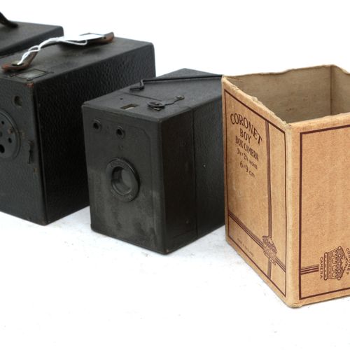 Null (4) Box-Kameras. Wo. Fähnrich und Maxim Nr. 2.