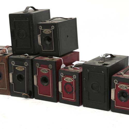 Null (10) Ensign箱式摄像机，约1930年。一套10台Ensign Box摄像机。各种颜色的WO。木质纹理和红色。2 1/2号和2 1/2 B号都&hellip;
