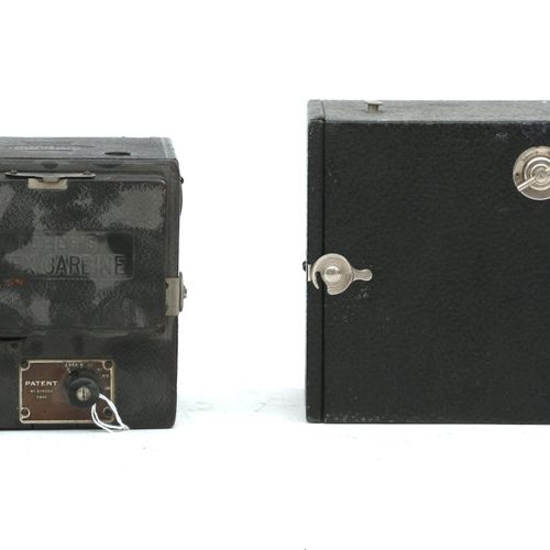 Null (2)Butcher & Son箱式摄像机。一把屠夫反射卡宾枪（水平）和一把屠夫卡宾枪3号盒式相机，约1925年。