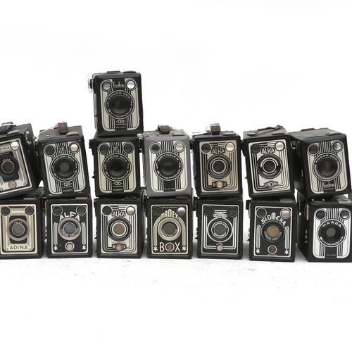 Null (17) Boxkameras, 1950er Jahre: Metall- und lederverkleidete Boxkameras aus &hellip;