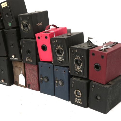 Null (24) Caméras Ensign Box. Un ensemble de 25 appareils photo anciens de type &hellip;