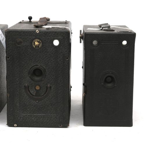Null (4) Houghtons有限公司；Ensign Box相机。一辆带有侧面装载机和一辆J-B Ensign。