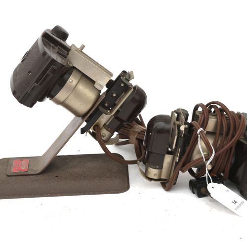 Null (2) 联邦放大镜相机。一个有金属底座。