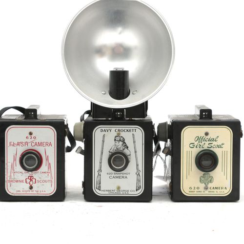 Null (12) Coronet-Box-Kameras, darunter sieben Coronet Fildia, die in verschiede&hellip;