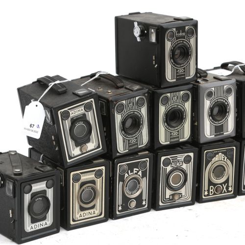 Null (17) Boxkameras, 1950er Jahre: Metall- und lederverkleidete Boxkameras aus &hellip;