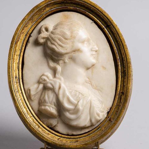 Null 326. Médaillon présentant un profil de femme aristocratique, XVIIIe siècle,&hellip;