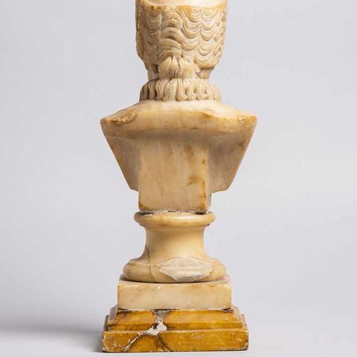 Null 296. Petit buste d’homme en albâtre, Italie, première moitié du XIXe siècle&hellip;