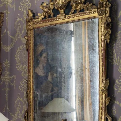 Null 325. Miroir Louis XVI,en bois doré, orné d’une urne de fleurs et de feuilla&hellip;