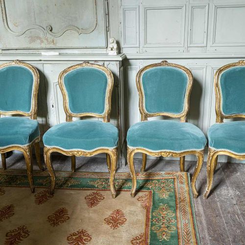 Null 248. Suite de 4 chaises Louis XV,sculptées de fleurettes anciennement canné&hellip;