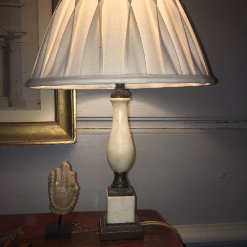 Null 262. Pied de lampe, fin XIXe siècleen marbre et bronze doré. Hauteur : 21 c&hellip;