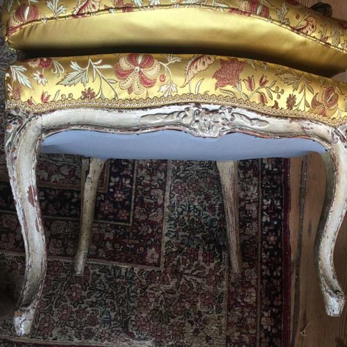 Null 291. Fauteuil Louis XV,modèle en cabriolet, en bois laqué. Garniture de soi&hellip;