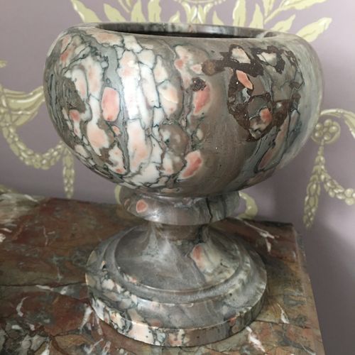Null 330. Pot en marbre veiné rose et gris, XXe siècle,modèle sur piédouche. Hau&hellip;