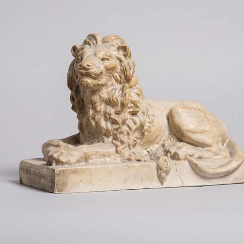 Null 332. Lion en plâtre, XIXe siècle,23 x 9 cm.