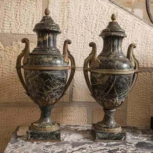 Null 244. Paire de vases de style Louis XVI, XIXe siècle,monture en bronze doré.&hellip;