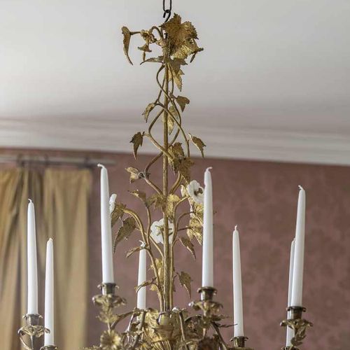 Null 310. Lustre, milieu XIXe siècle,en bronze et opaline à décor floral à huit &hellip;