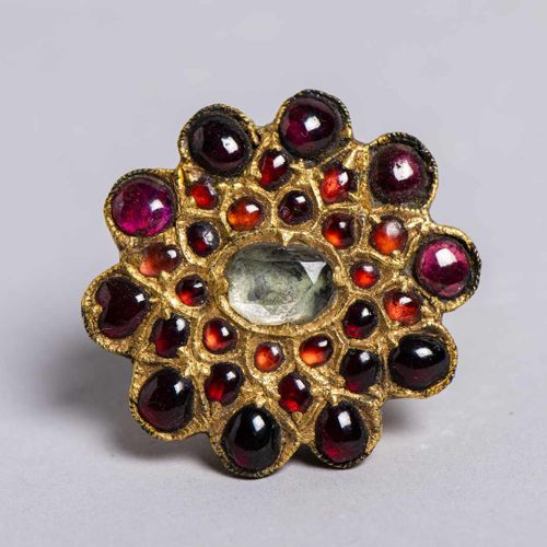 Null 290. Bague, Inde du Sud ou Sri Lanka, XIXe siècle.Or, pierres rouges (dont &hellip;