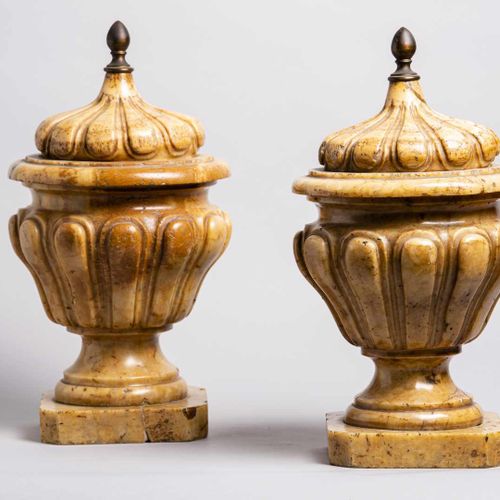 Null 258. Paire de pots couverts, Italie, fin XVIIIe siècle,en marbre jaune à dé&hellip;