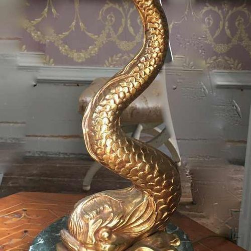 Null 335. Lampe en forme de dauphin, XXe siècle,en bronze doré, sur un socle en &hellip;