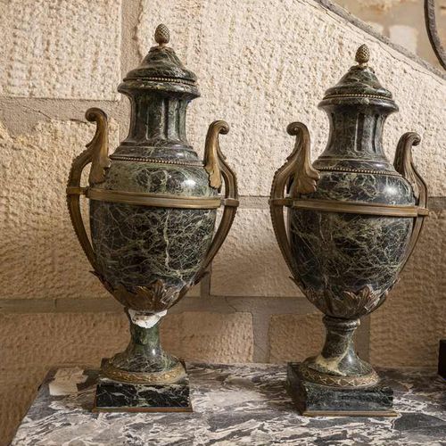 Null 244. Paire de vases de style Louis XVI, XIXe siècle,monture en bronze doré.&hellip;