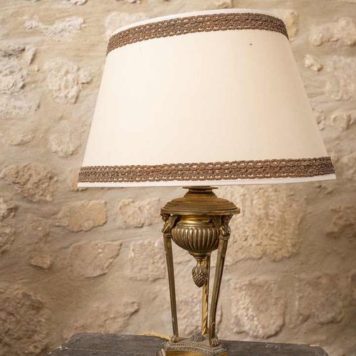 Null 242. Lampe de style Empire, seconde moitié XIXe siècle,en forme d’athénienn&hellip;