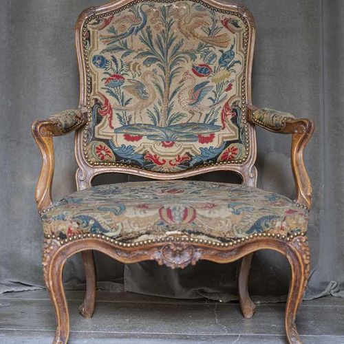 Null 255. Fauteuil Louis XV,modèle à dossier plat garni d’une tapisserie au poin&hellip;