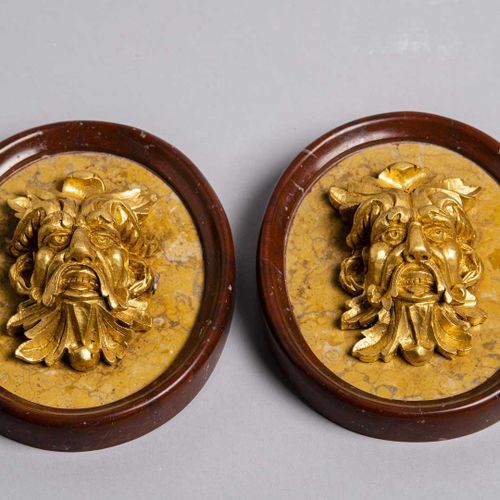 Null 277. Paire de médaillons en marbre jaune de Sienne, de style baroque,format&hellip;