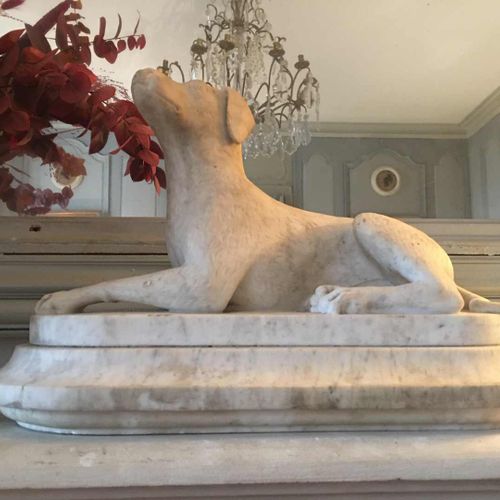 Null 280. Sculpture d’après l ‘antique, Italie, XIXe siècle,Chien couché en marb&hellip;