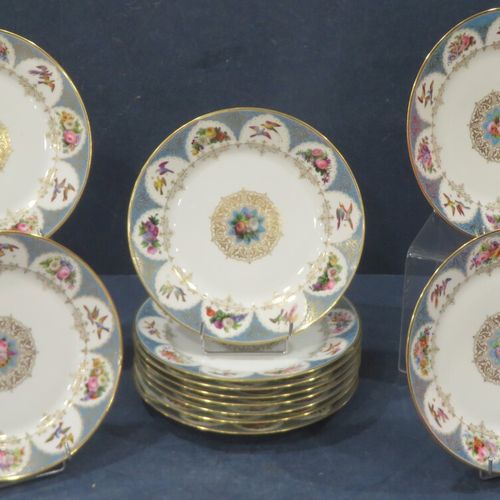Null Ensemble de douze assiettes en porcelaine de Sèvres modèle "Bizy" Diamètre:&hellip;