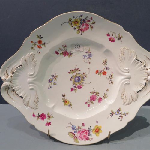Null MEISSEN (attribué à )- Plat en porcelaine à décor d'un jeté de fleurs, coqu&hellip;