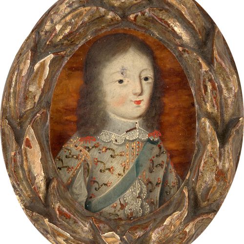 Britisch oder Niederländisch 约1640年，一位身穿绣有蓝色骑士勋章的白色长袍的年轻贵族的微型画像。棕色细龟甲上的油彩。6.5 x &hellip;